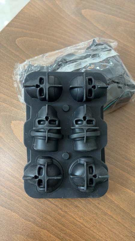 قالب ثلج الجماجم